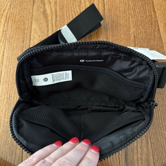 Lululemon Everywhere Belt Bag Black Knit Mesh 1L Fanny Pack Crossbody Purse NWT - Picture 11 of 15
